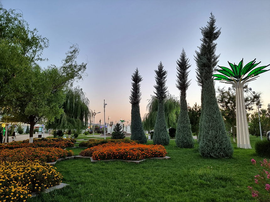 실내에 잘 조성된 정원모습