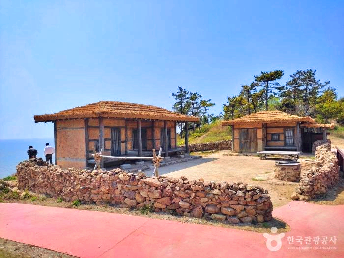 언덕위에 초가집이있다.