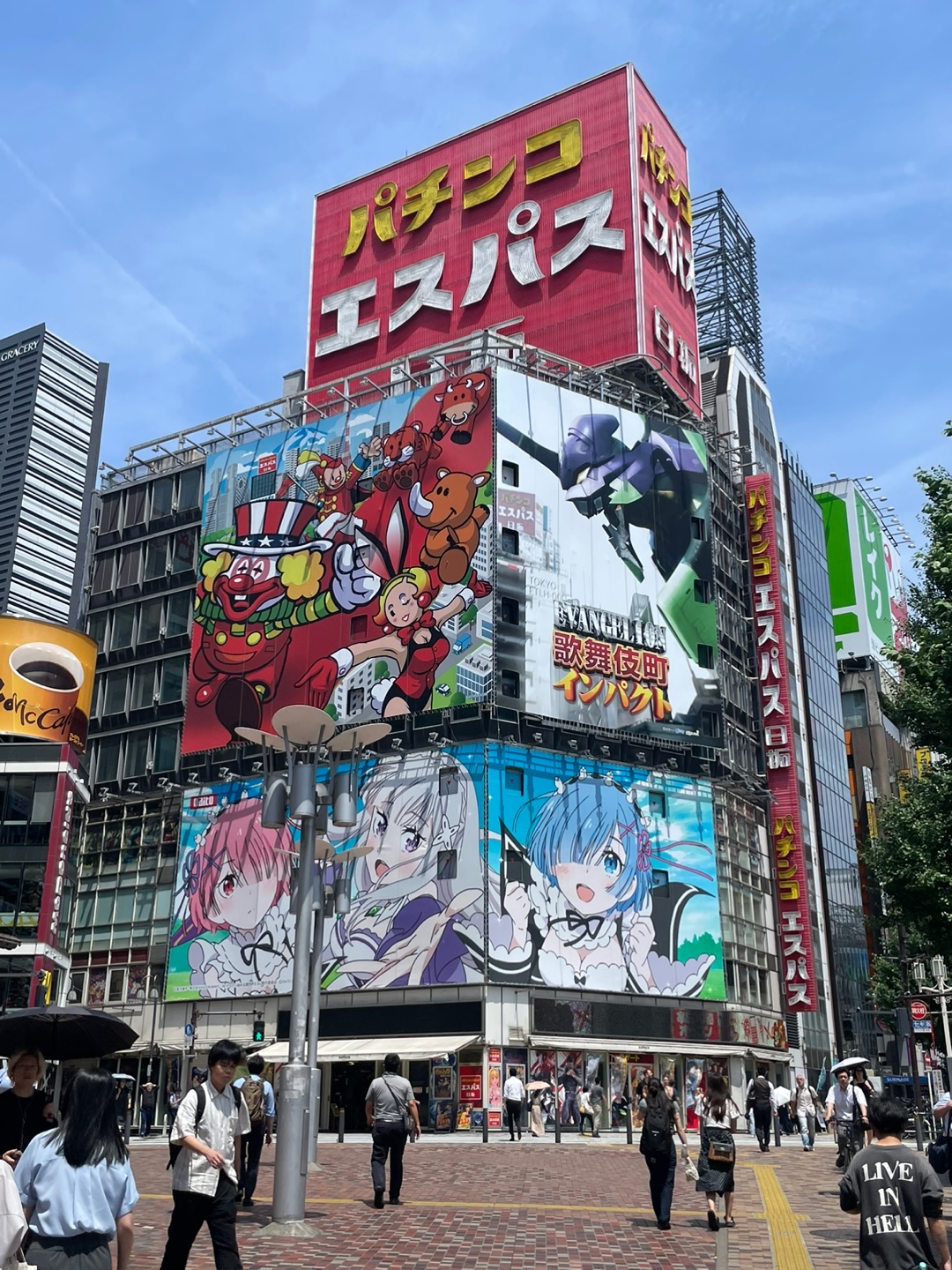 대형 광고판으로 가득한 신주쿠의 빌딩들