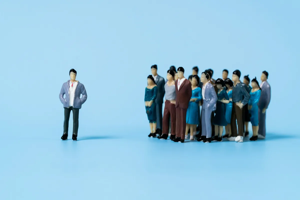 무리에서-벗어나-있는-한-남성