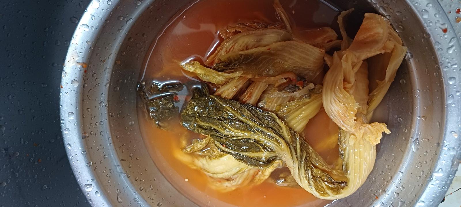 묵은지 양념 씻기