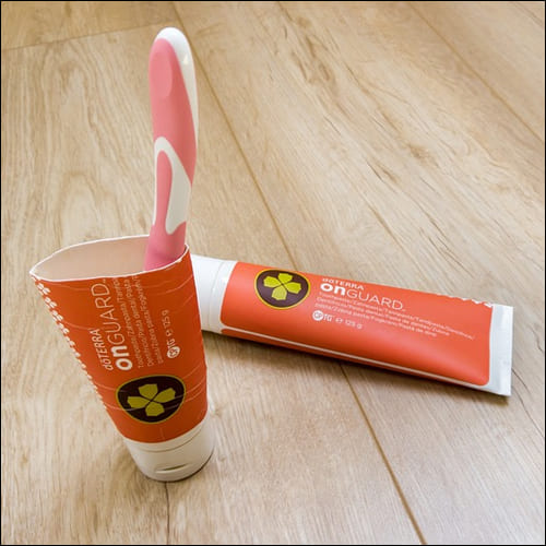 치약 튜브를 잘라서 쓰는 모습