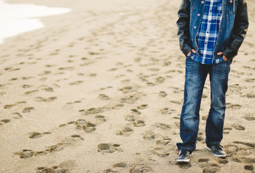 혼자 걷고 있는 남자 사진