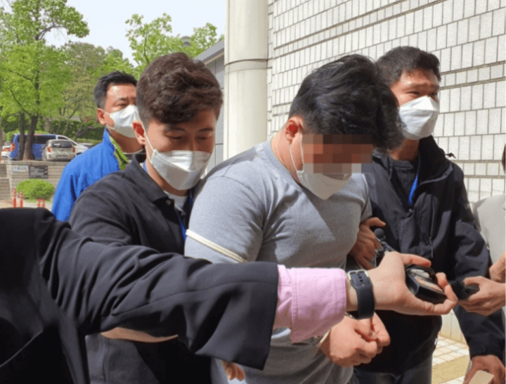 경찰에끌려가는-신림택시기사-폭행-가해자