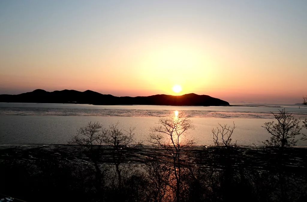 예단포 둘레길 종점에서 바라본 평 신도, 시도, 도모에 내려 앉는 일몰 전경.