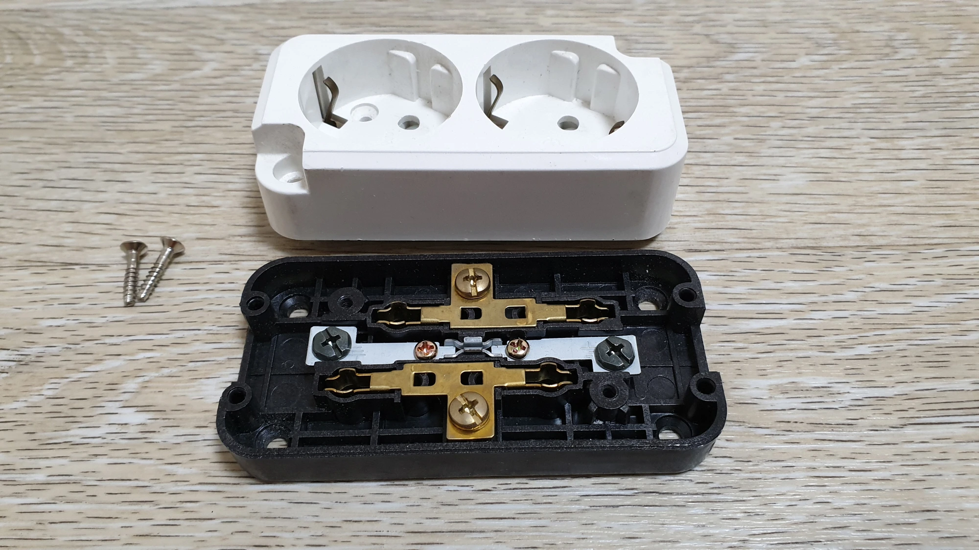 콘센트 커버 열린 모습