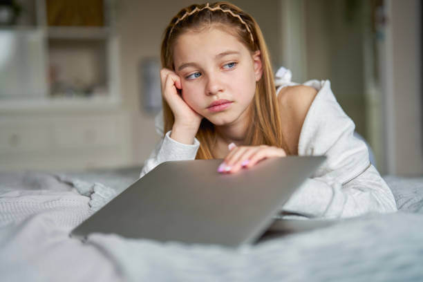 디지털 자극으로 아드레날린분비가 잦아 불안한 표정의 여성