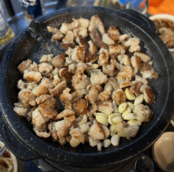 대창 구이판에 구워지고 있는 대창구이