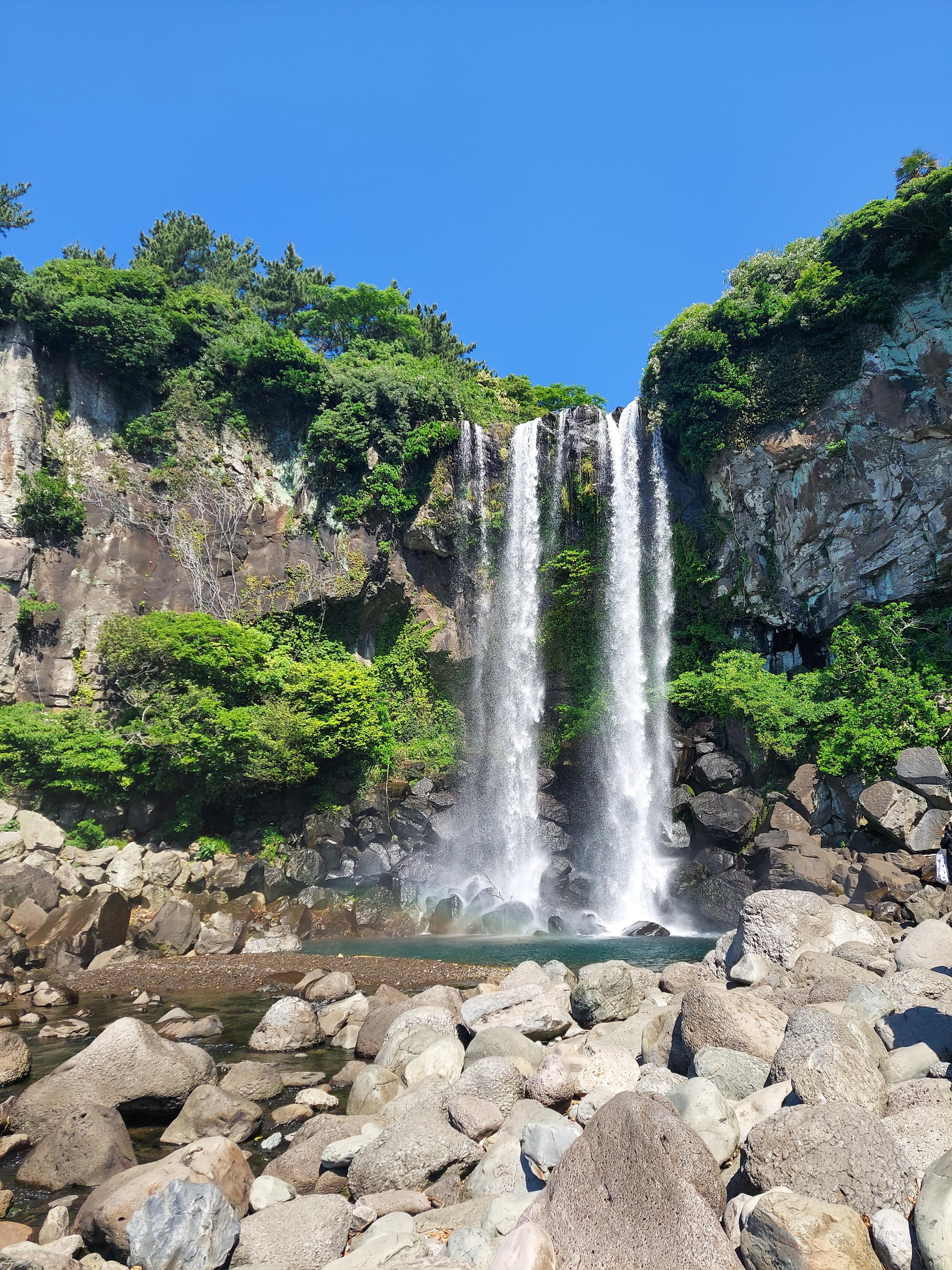 바다로 직접 떨어지는 정방폭포