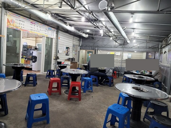 가게 안의 동그란 테이블과 프라스틱 의자들