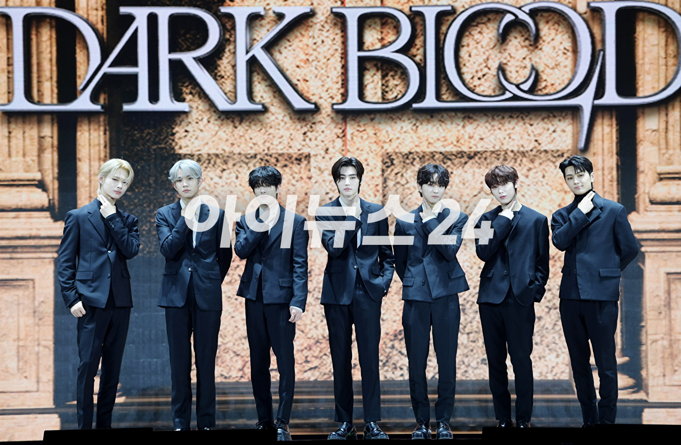 그룹 엔하이픈이 22일 오후 서울 성북구 안암동 고려대학교 화정체육관에서 열린 엔하이픈(ENHYPEN) 미니 4집 '다크 블러드(DARK BLOOD)' 발매 기념 미디어 쇼케이스에서 타이틀곡 '바이트 미' 무대를 선보이고 있다. [사진=정소희 기자]