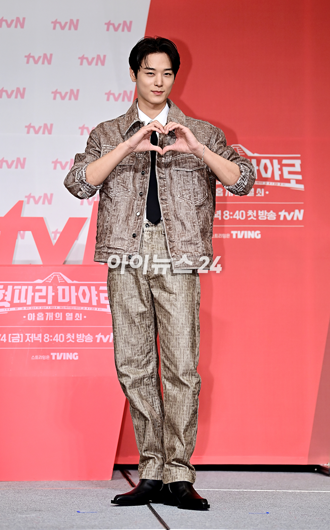 배우 김성균, 차승원, 더보이즈 주연이 1일 오후 서울 마포구 서울가든호텔에서 열린 tvN '형따라 마야로 : 아홉 개의 열쇠' 제작발표회에서 포토타임을 갖고 있다. [사진=곽영래 기자]