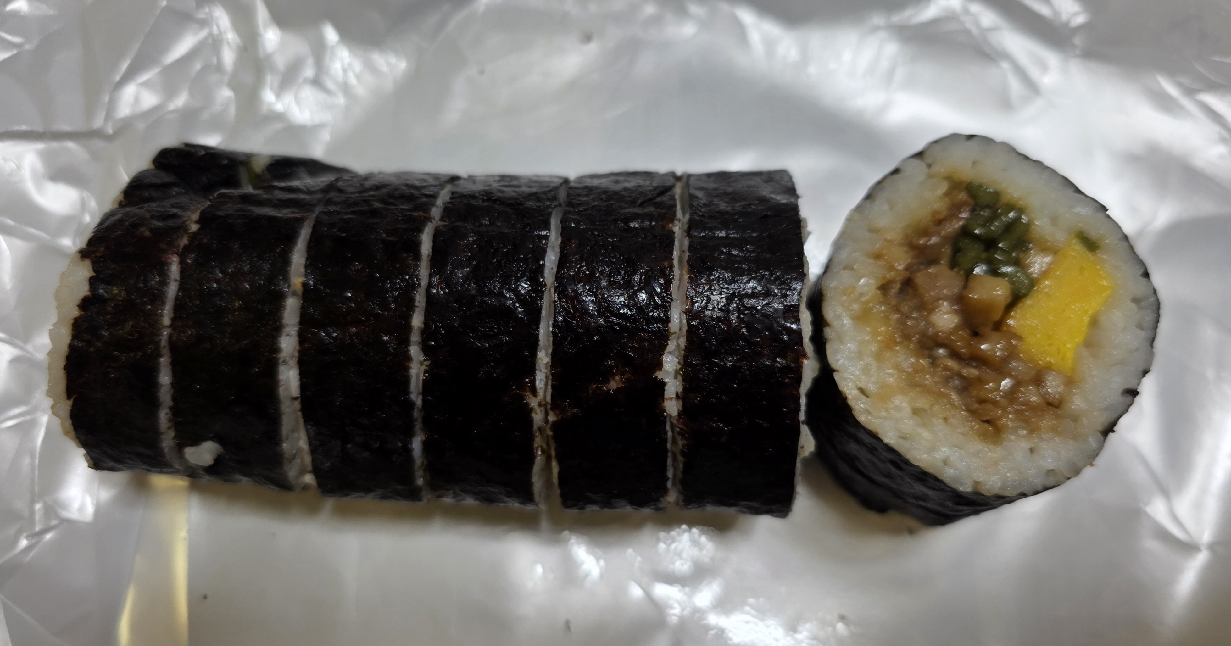 CU 편의점 김밥 개봉 모습