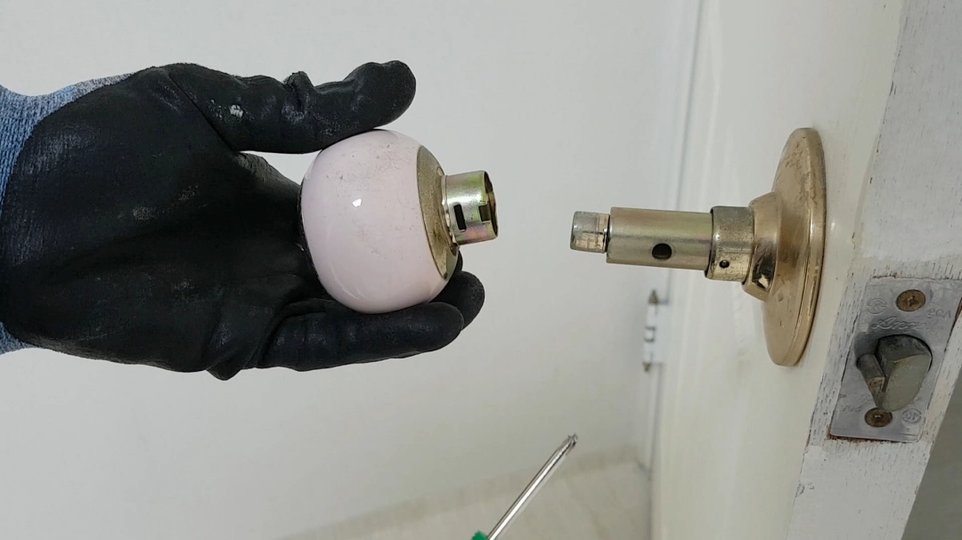 방문 손잡이 뺀 모습