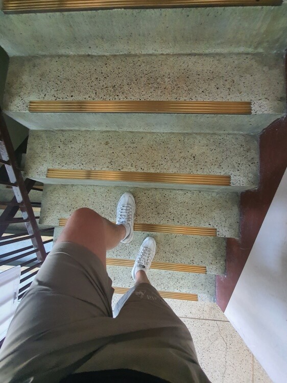 계단을-오르고있는-사람