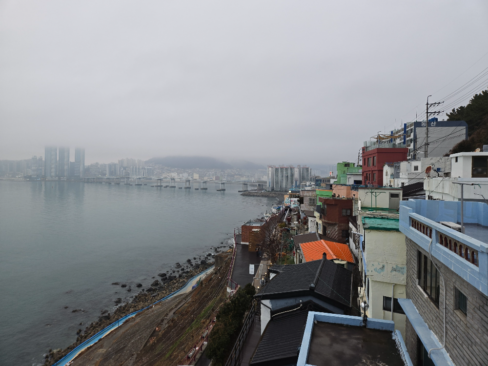 흰여울문화마을 전경 – 바다와 어우러진 하얀 건물들