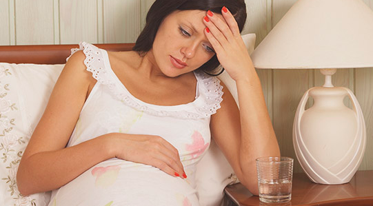 머리가-아픈-임산부