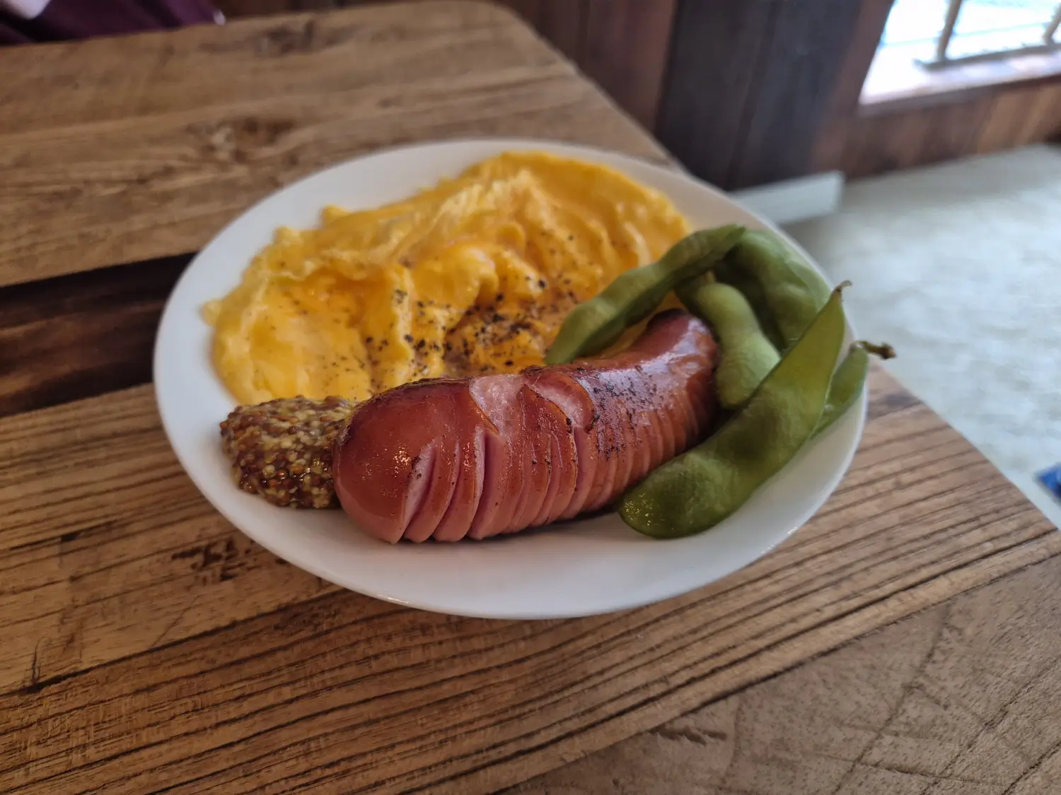 소시지와 스크럼블에그