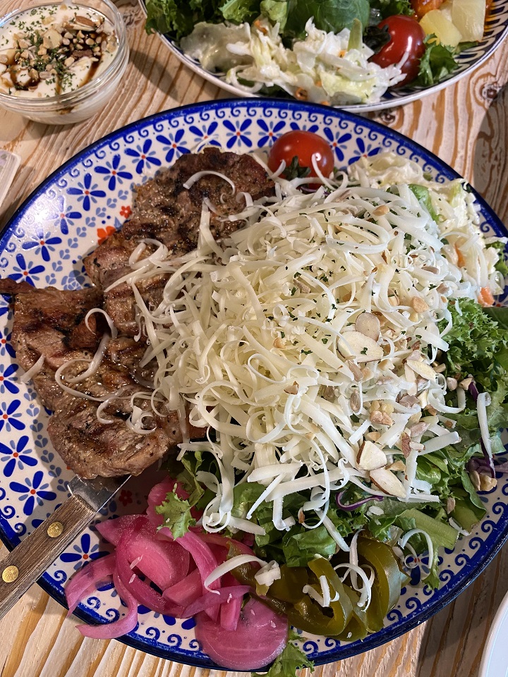 목살-스테이크-샐러드