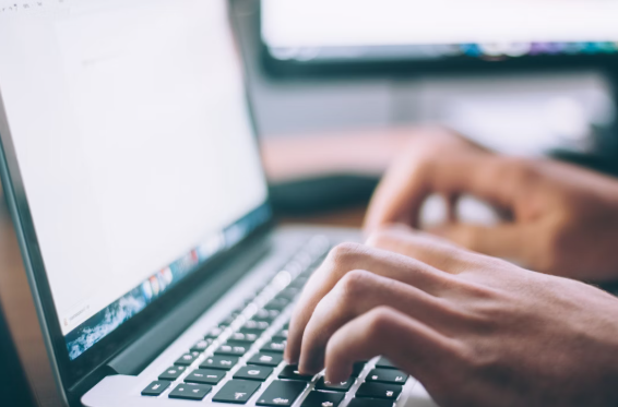 노트북을 이용해서 자료를 분석하는 사진