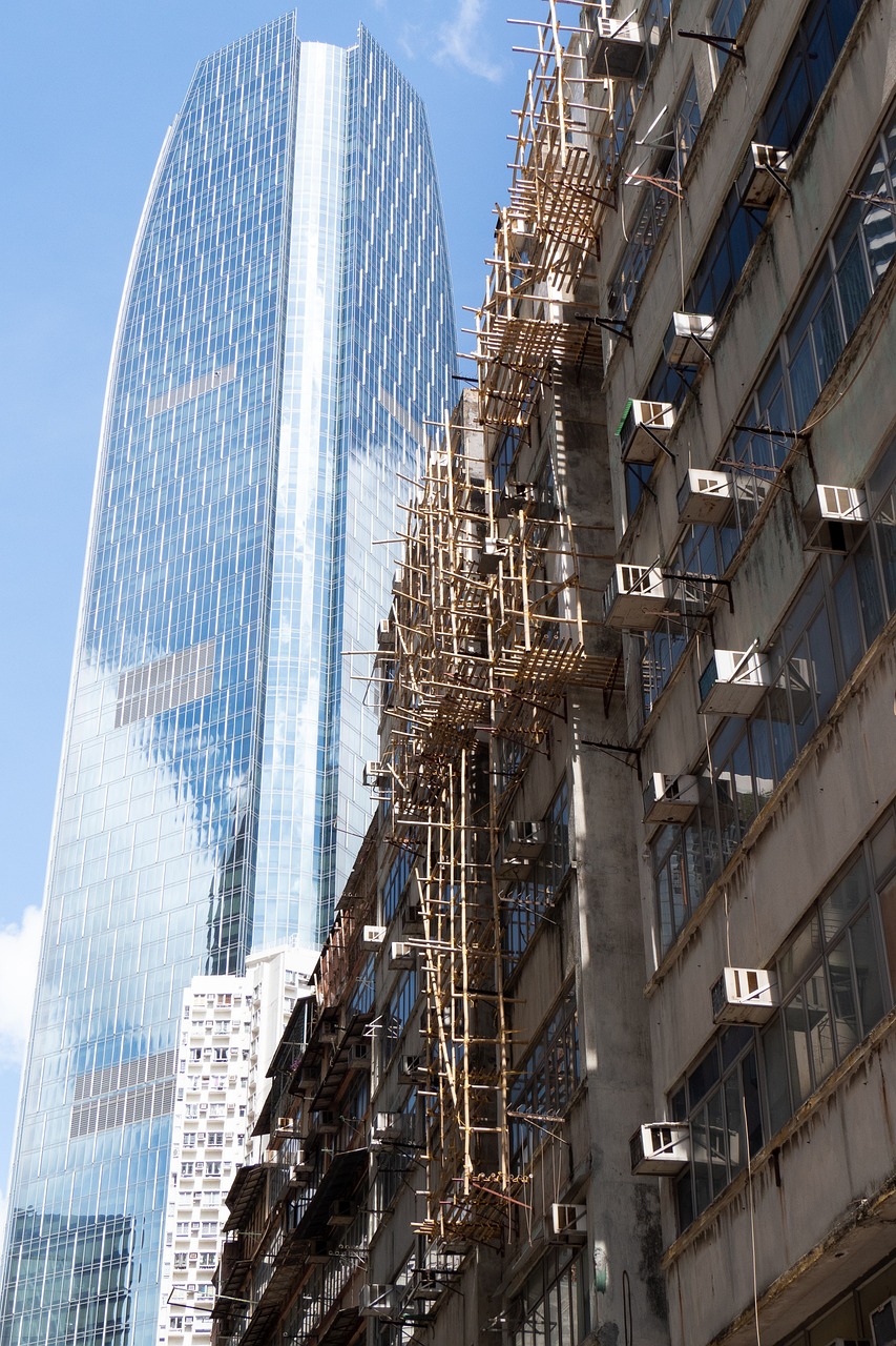 영화 기생충의 주제인 빈부 격차를 보여주는 사진