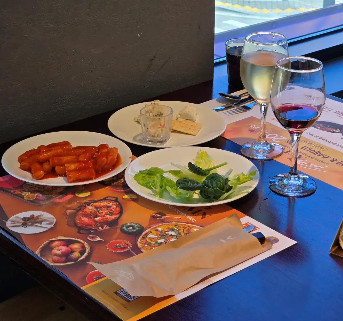 썸네일용-대표이미지(Featured-Thumbnail-Image):테이블-위-와인과-음식들