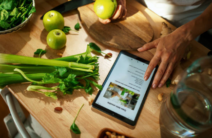 다양한 야채가 있고, 태블릿으로 모니터링 하고 있다.