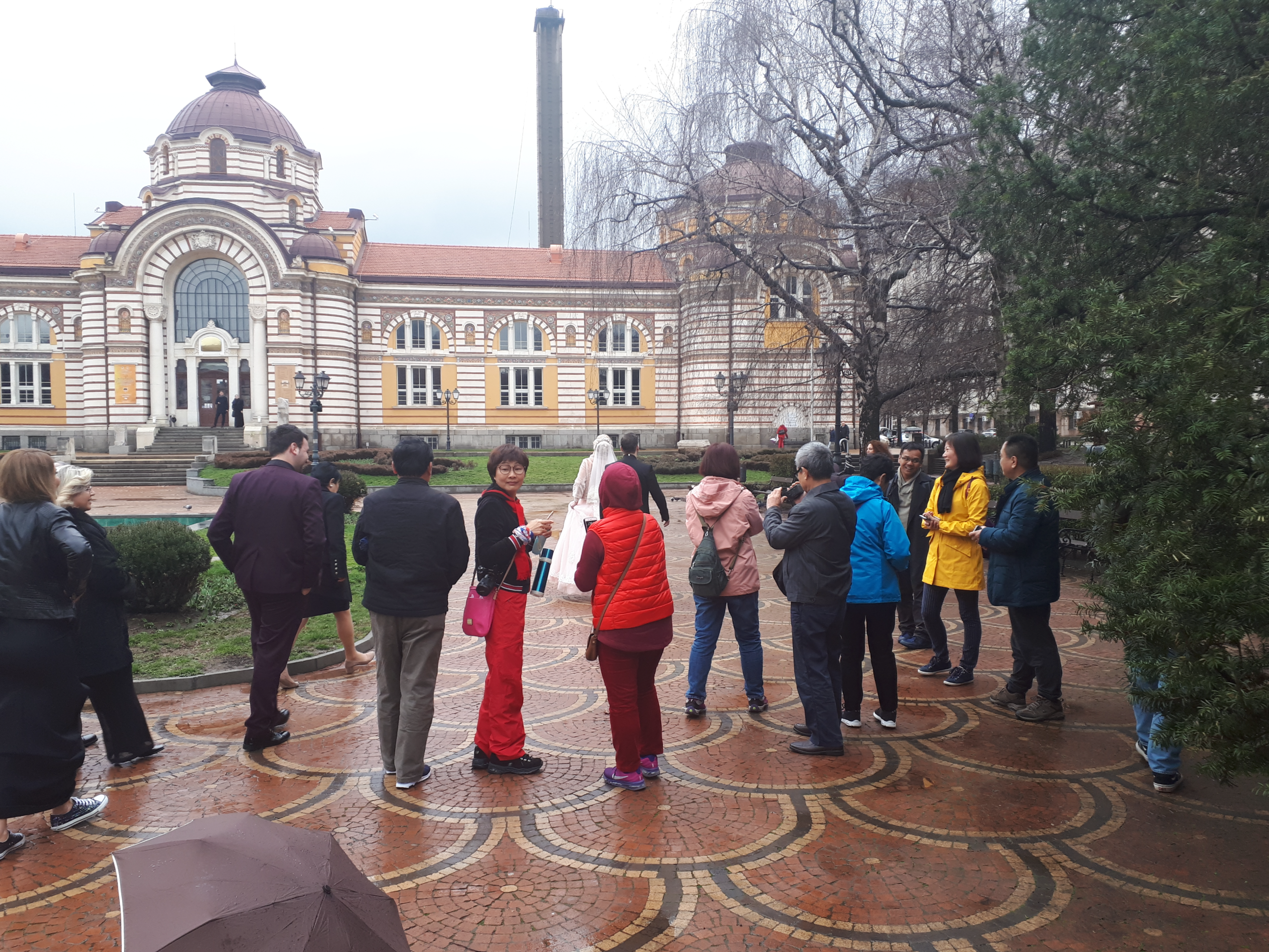 불가리아 소피아 목욕탕 앞 결혼식 신랑 신부와 하객