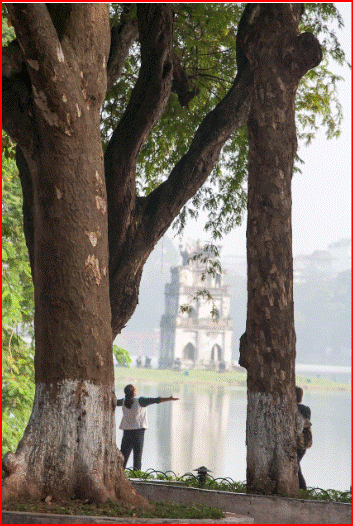 천년 고도에서 배운 진정한 가치의 의미-하노이의 심장, 호안끼엠 호수. 천년의 역사가 흐르는 이곳에서 투자의 본질을 생각했다.
