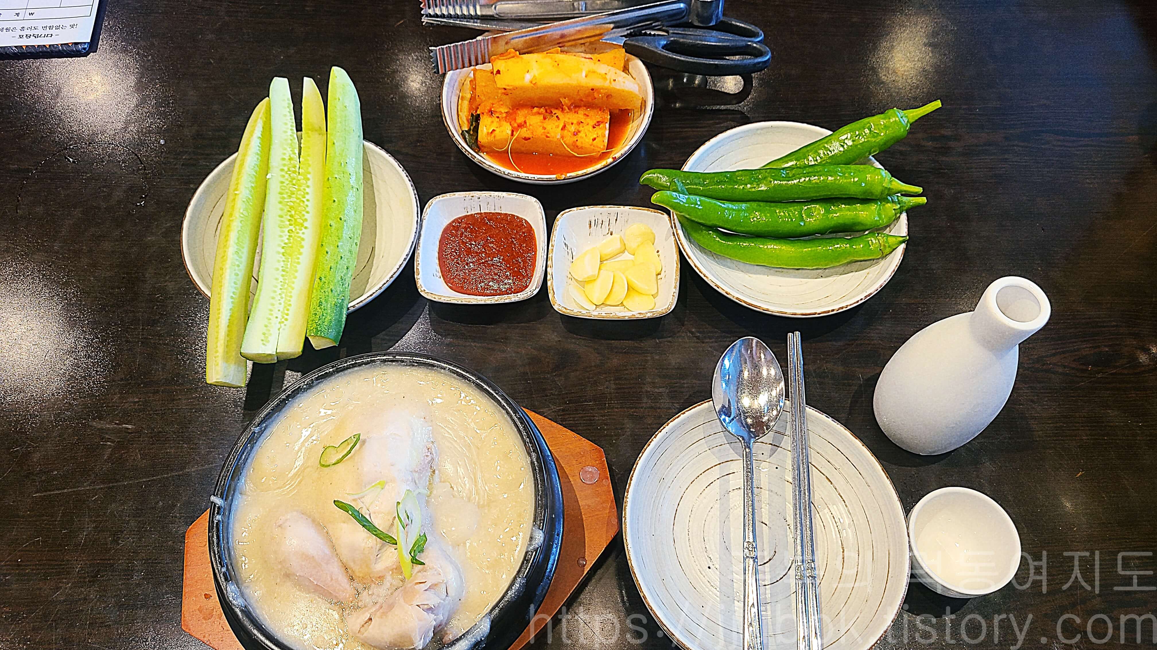 경복궁삼계탕-들깨-삼계탕-세팅