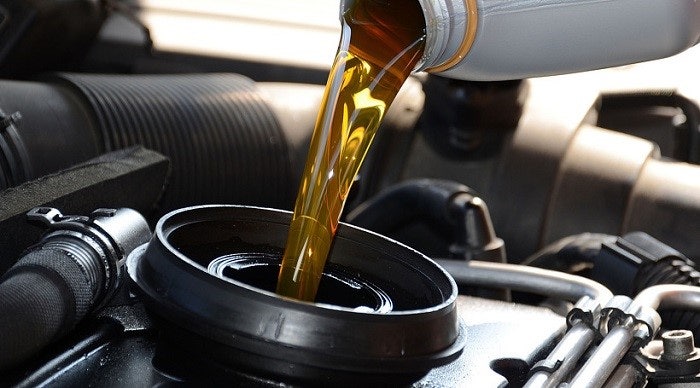 엔진오일 넣는 사진