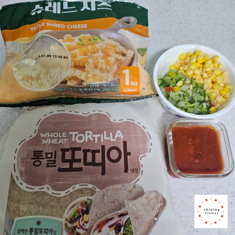 슈레드치즈-볶음밥크기 야채와 스위트콘-또띠아-토마토스파게티소스