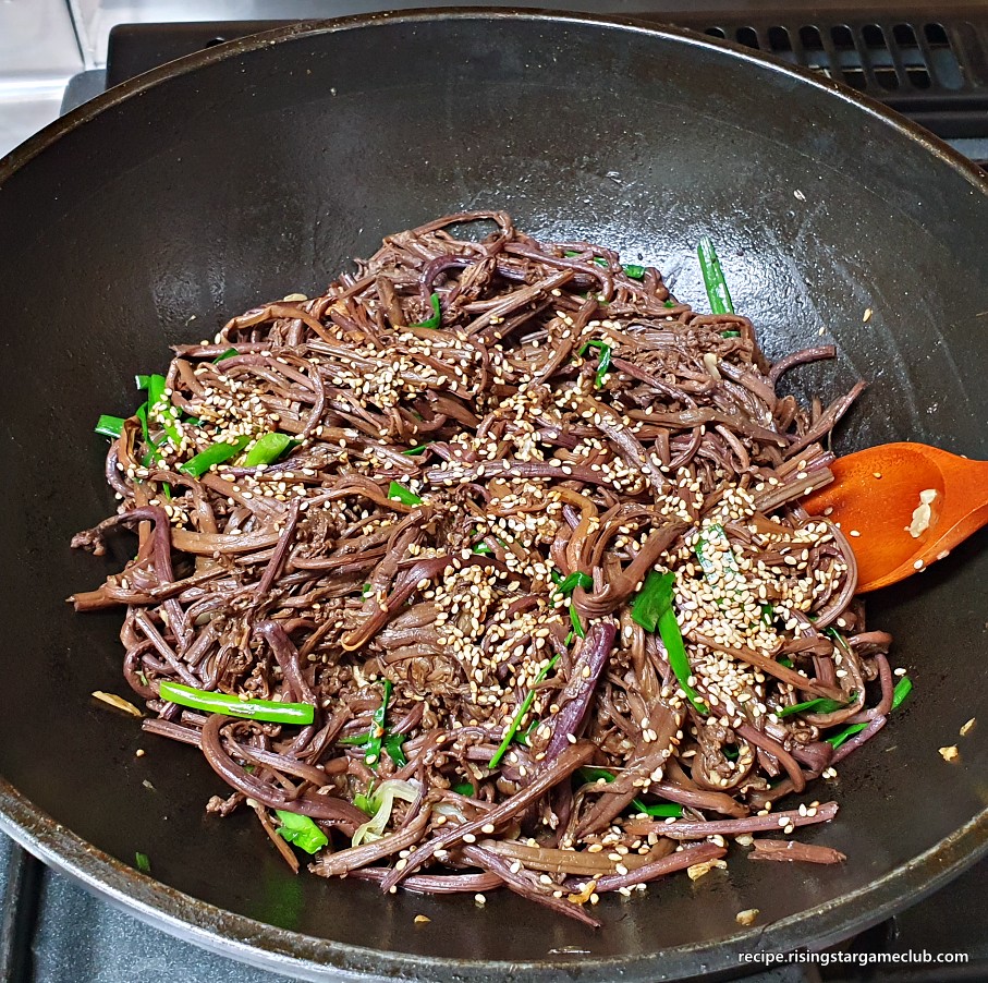 고사리나물이 완성된 사진