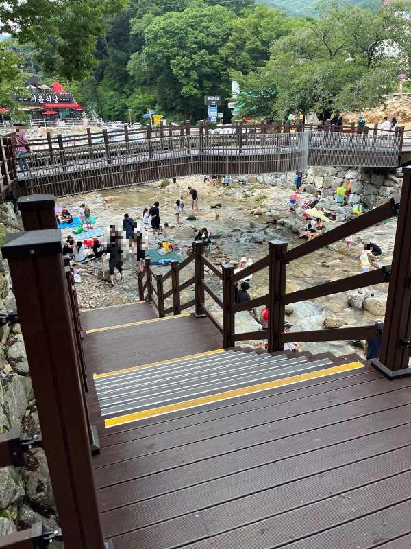 동학사 계곡 가는 길