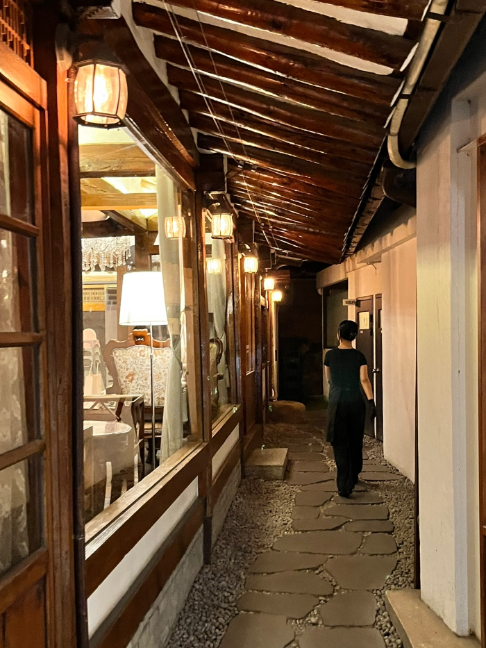 카운터와 본관 사이