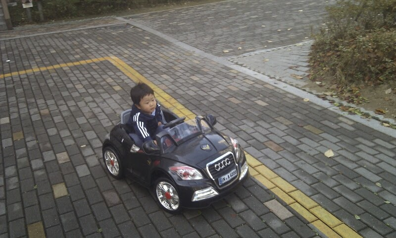 어린이용 전동차를 타고 있는 꼬마