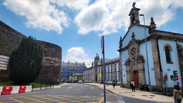 오랜 이야기를 품고 있을 루고 로마 성벽 (Muralla Romana de Lugo) 이 눈 앞에 보였다.