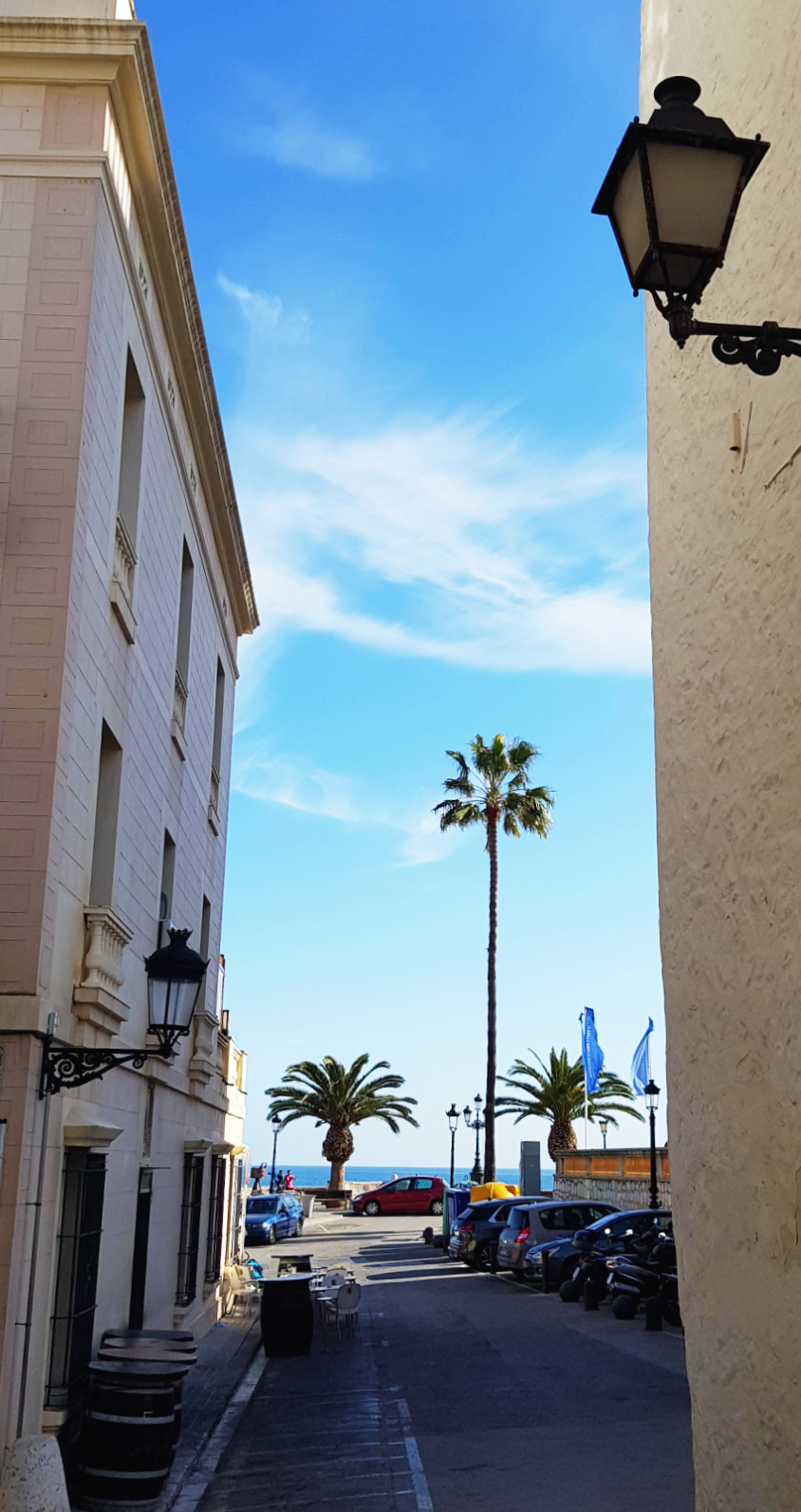 스페인 시체스 해변 앞 골목