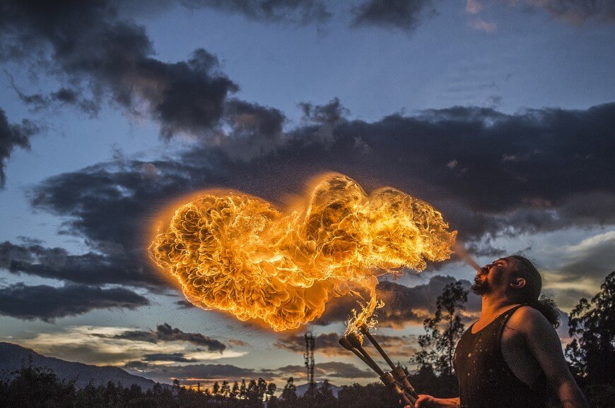 입에서 불을 뿜는 남성