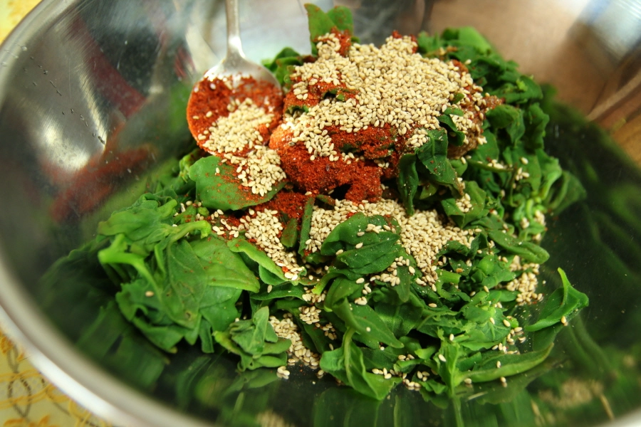 번행초 무치는 모습