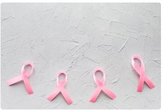 유방암의 상징인 핑크 리본 4개가 바닥에 놓여있다.