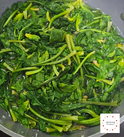 시금치나물-끓는물에 50초 동안 뒤적여 가며 익히기