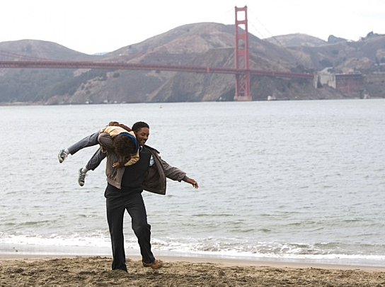 아빠가 아들을 어깨에 올리고 물가를 걸으며 행복해 하는 모습입니다.