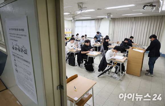 2024학년도 대학수학능력시험(수능시험)이 16일 전국 84개 시험지구 1,279개 시험장에서 일제히 열린 가운데 서울 용산구 용산고등학교(제15시험지구 제7시험장)에서 수험생들이 마지막 점검을 하고 있다. [사진=아이뉴스24 포토DB]