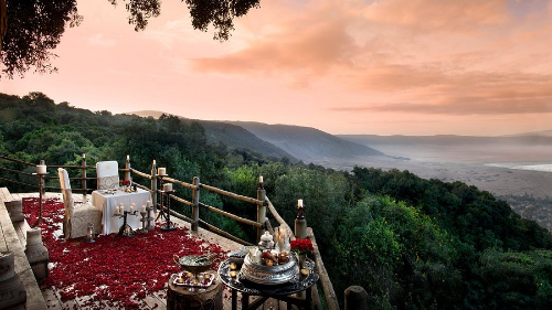 앤비욘드 응고롱고로 크레이터 로지 (andBeyond Ngorongoro Crater Lodge) 는 탄자니아의 웅장한 응고롱고로 분화구의 가장자리에 위치해 있으며, 호화로운 내부 시설과 극적인 자연 풍경을 함께 제공하여 독특한 경험을 선사합니다.