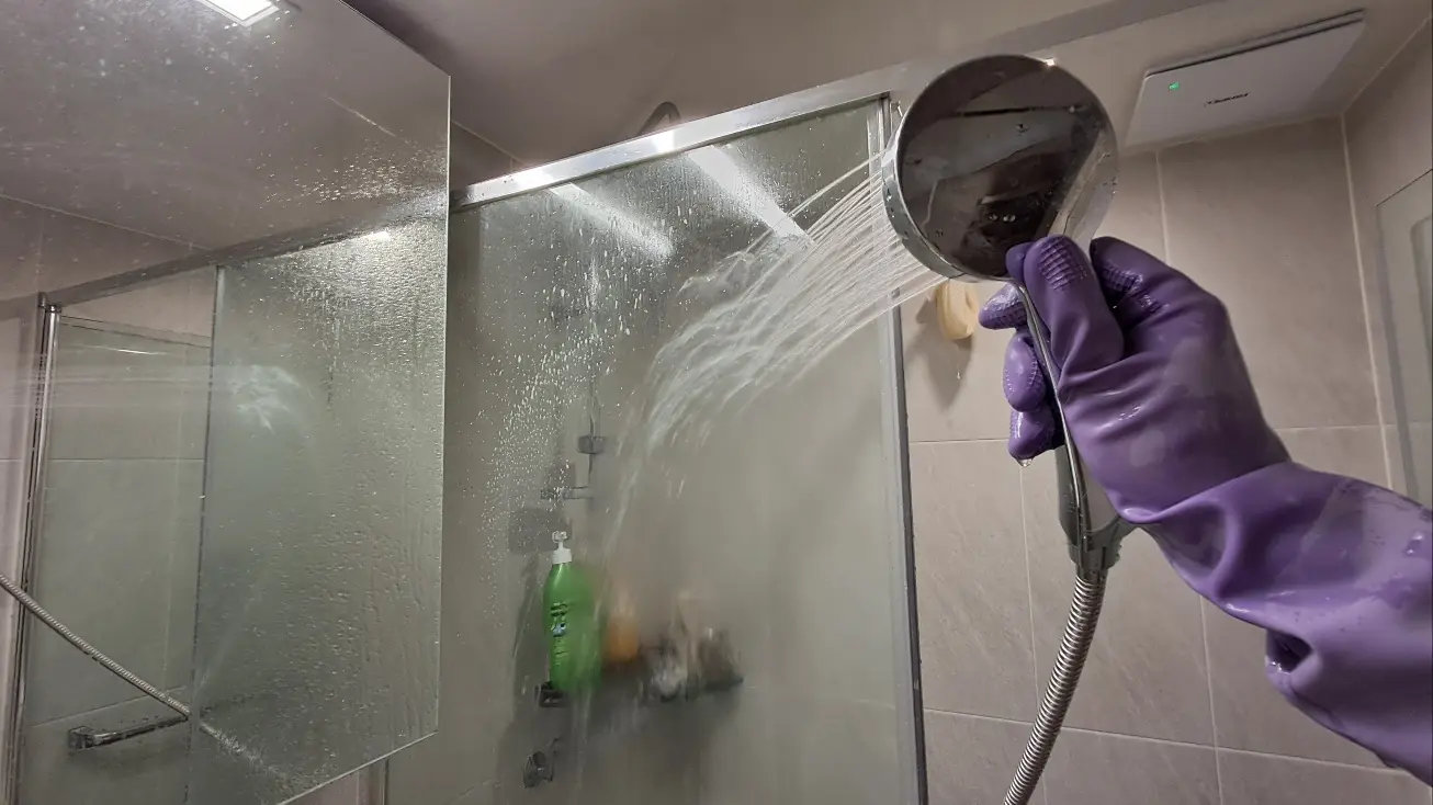 아스토니쉬-샤워부스-물때-청소