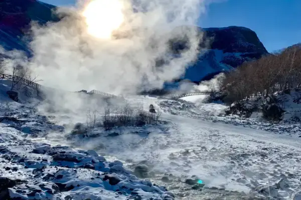 백두산-설원-위로-피어오르는-하얀-증기가-만든-신비로운-풍경을-선사하는-온천지대