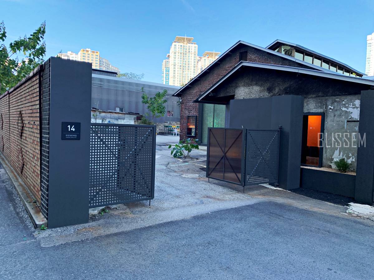 용산대형카페-용산카페추천-용산조용한카페-책읽기좋은카페-예쁜카페-벽돌집-서까래