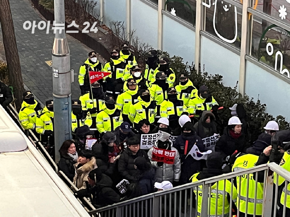 고위공직자범죄수사처가 내란수괴 혐의를 받는 윤석열 대통령 체포에 나선 3일 서울 용산구 한남동 윤 대통령 관저 인근에서 지지자들이 윤 대통령과 경호처를 응원하고 있다. [사진=라창현 기자]