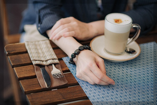 카페에서 커피 마시는 모습